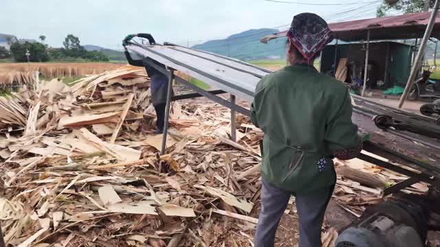Feeding Wood Waste Conveyor