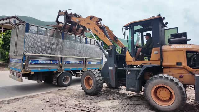 Grapple Loader Filling Truck