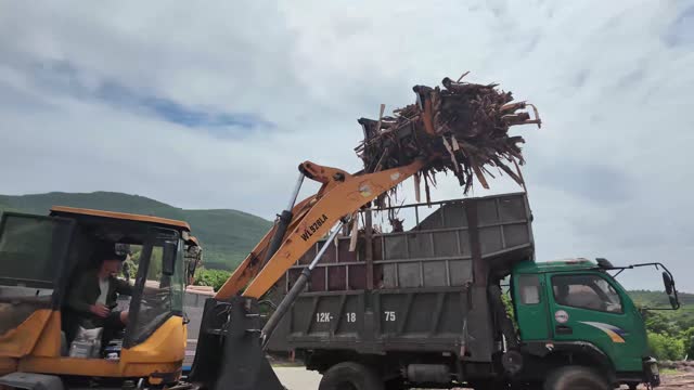Grapple Lifting Wood Waste
