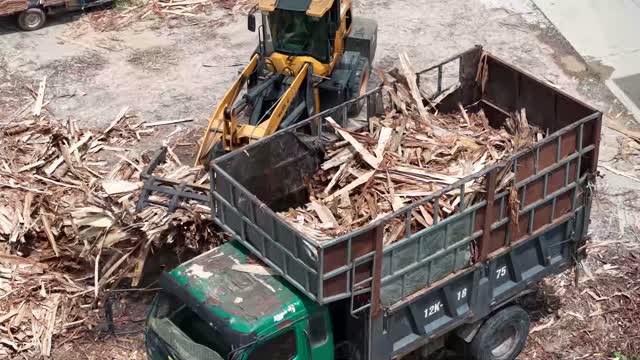 High Angle Loading Wood Scrap