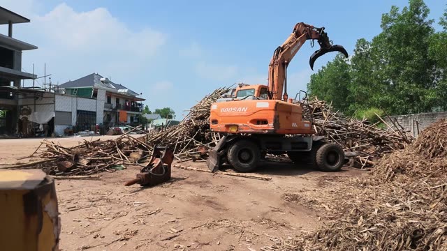 Excavator Loading Timber Logs