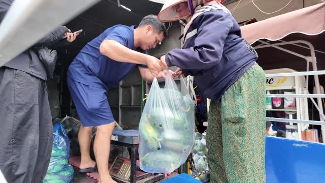 Tying A Produce Bag
