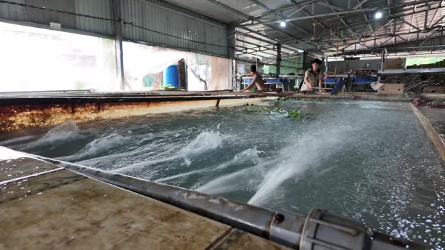 Water Splashing In Wash Tank