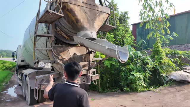 Mixer Truck Chute And Worker