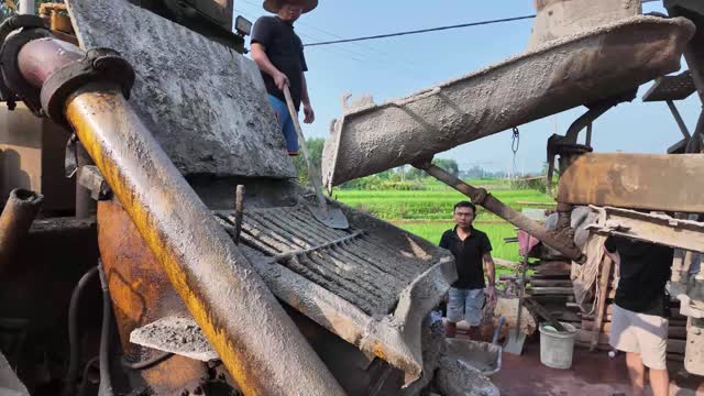 Worker Feeding Pump Hopper