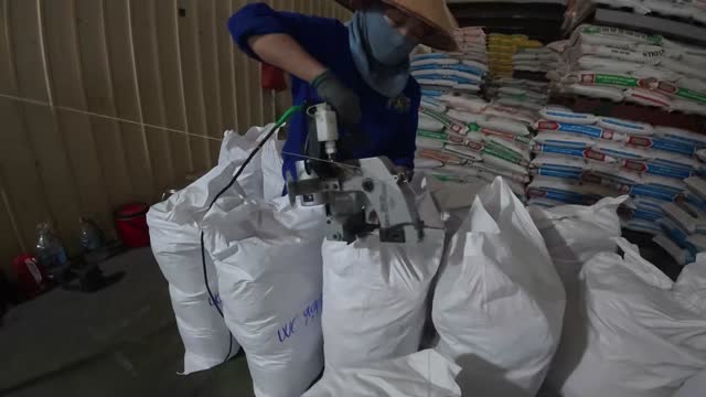 Sealing Feed Bags With Machine