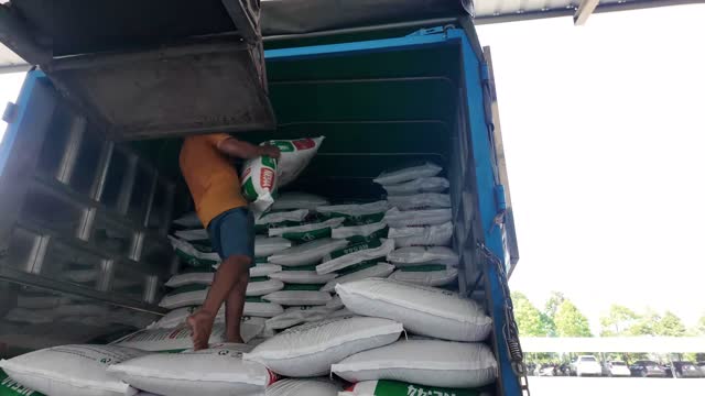 Stacking Feed In Truck Bed