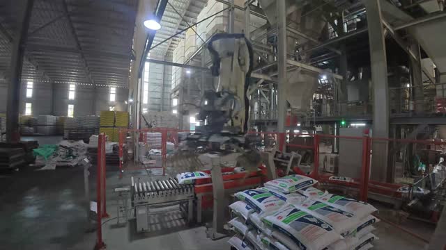 Automated Palletizing Feed Sacks