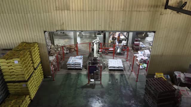 Robotic Arm Handling Feed Bags