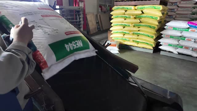 Feed Sack Conveyor Close Up