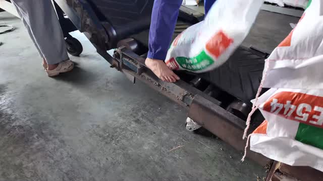 Feet Loading Feed Conveyor