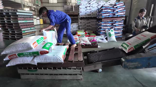 Palletizing Animal Feed Sacks