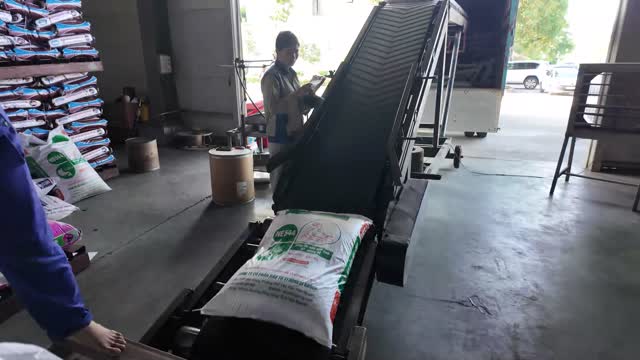 Conveyor Loading Feed Truck