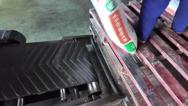 Feed Bag Conveyor Detail