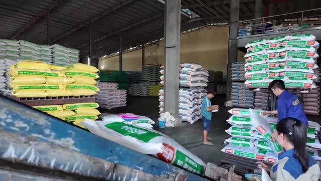 Feed Warehouse With Workers