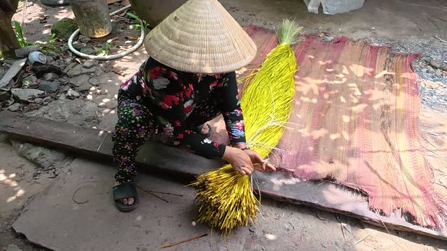 Preparing Dyed Sedge For Mats