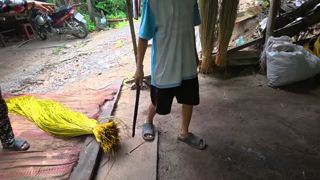 Preparing Dyed Sedge For Mats