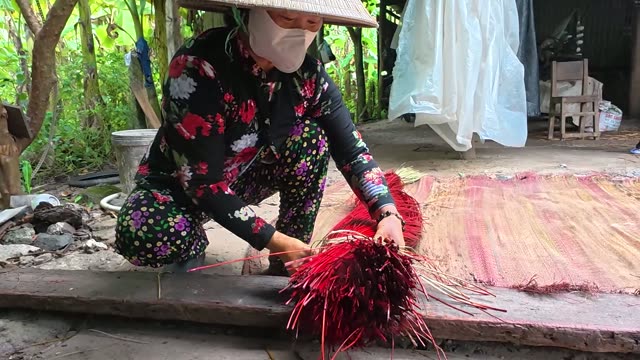 Preparing Dyed Sedge For Mats