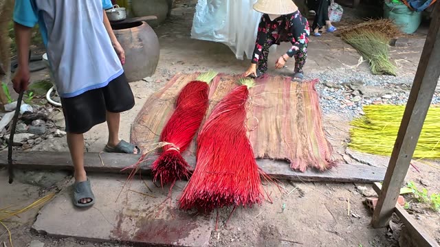 Preparing Dyed Sedge For Mats