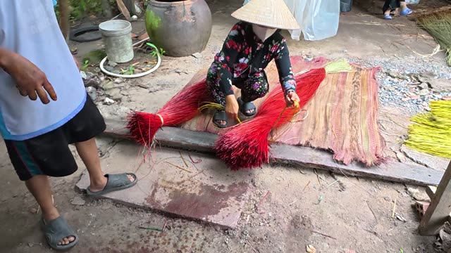 Preparing Dyed Sedge For Mats