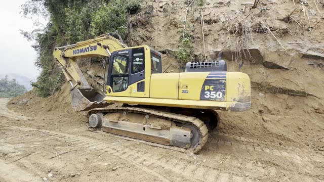 Komatsu Excavator Side View