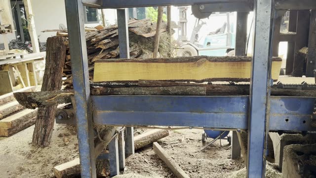 Sawing Log Into Plank