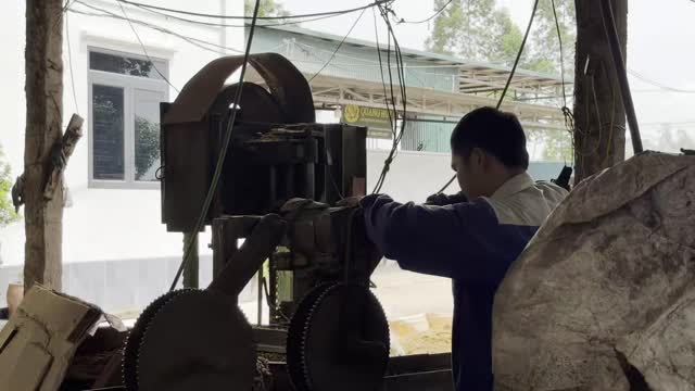 Adjusting Sawmill Cutting Blades