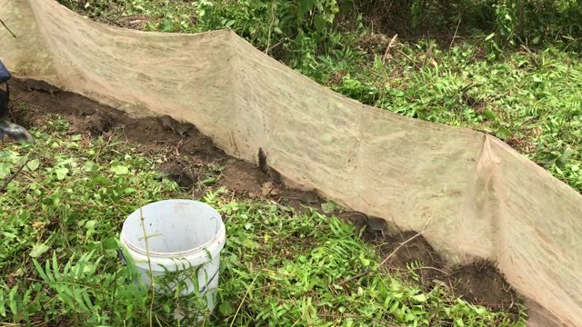 Long Barrier Net With Bucket