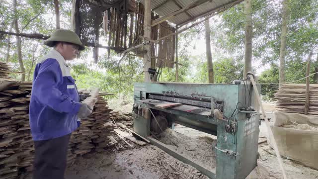 Operating Timber Resaw Machine