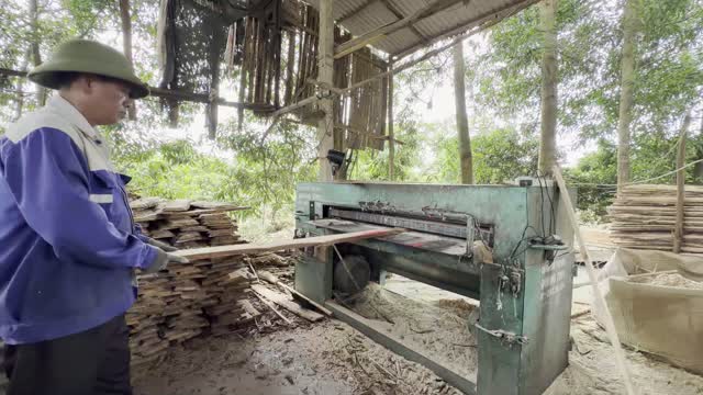Feeding Planks Into Resaw